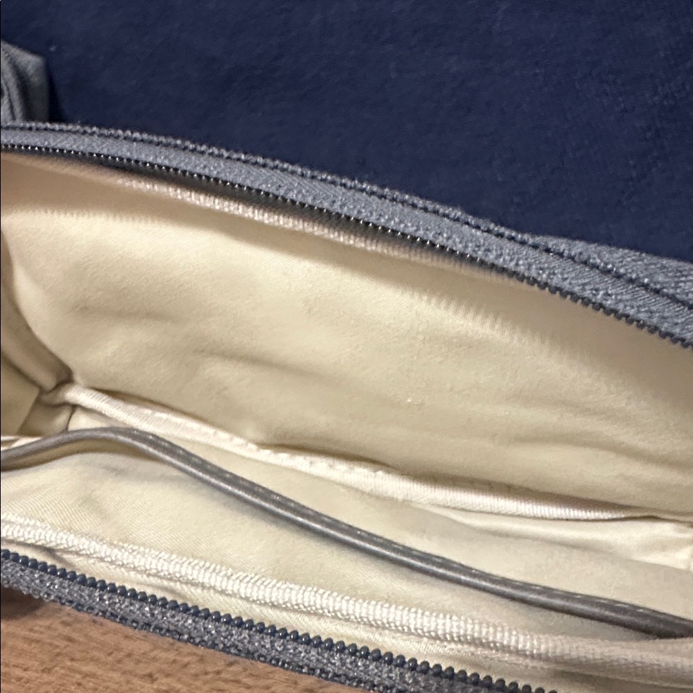 3 Cathay Pacific amenity kit bags - Picture 5 of 7